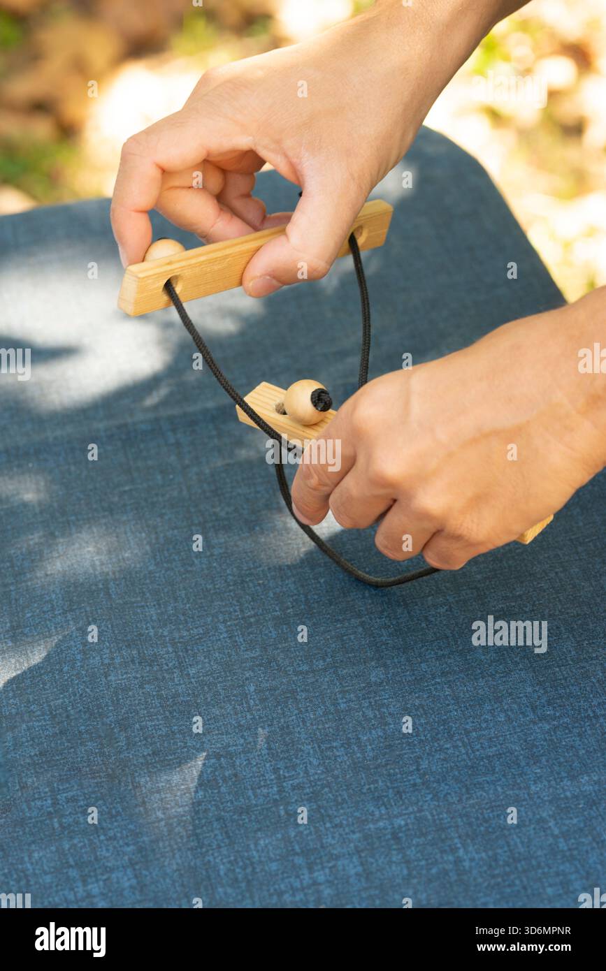 Uomo che cerca di risolvere Game of Skill Foto Stock