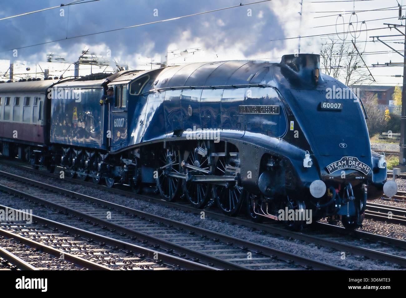 Locomotiva a vapore Sir Nigel Gresley passando per Doncaster in un'escursione Steam Dreams a York Today 21/11/2025 Foto Stock