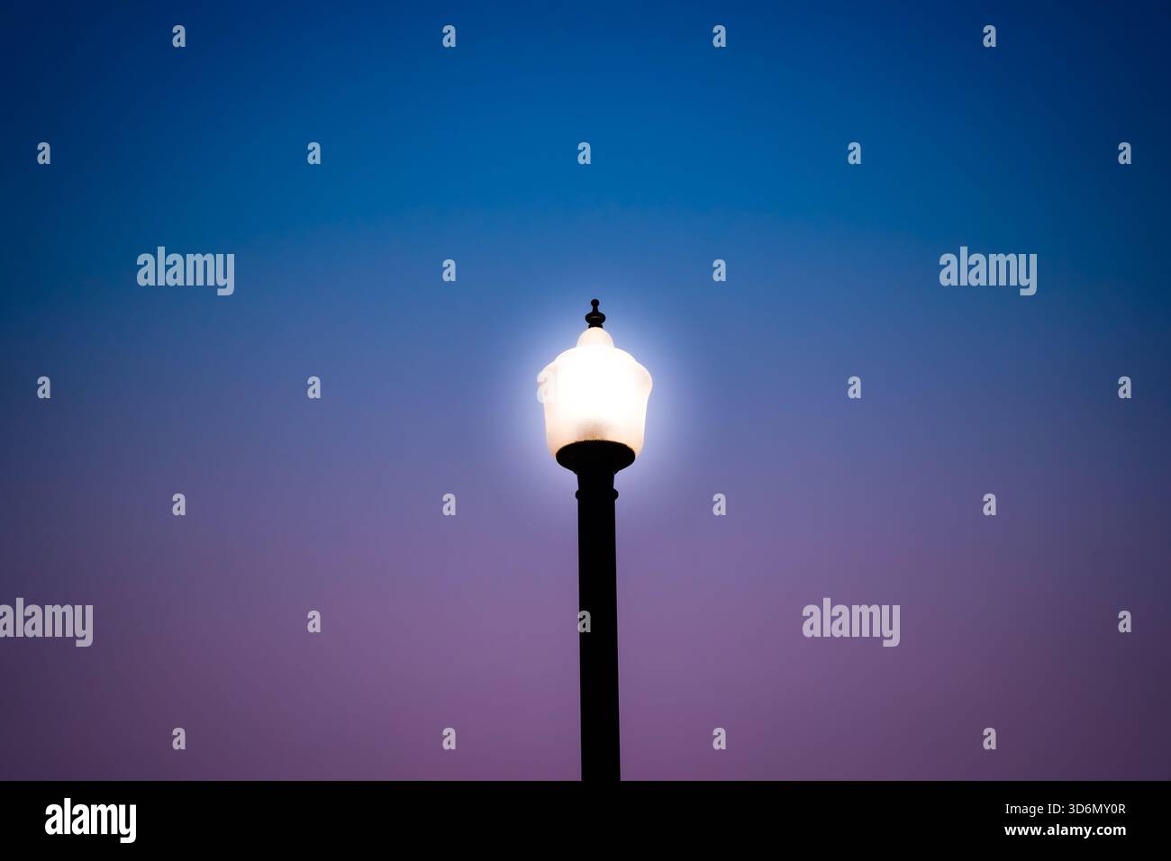 Palo luminoso minimalista con sfondo Sunset Gradient Foto Stock