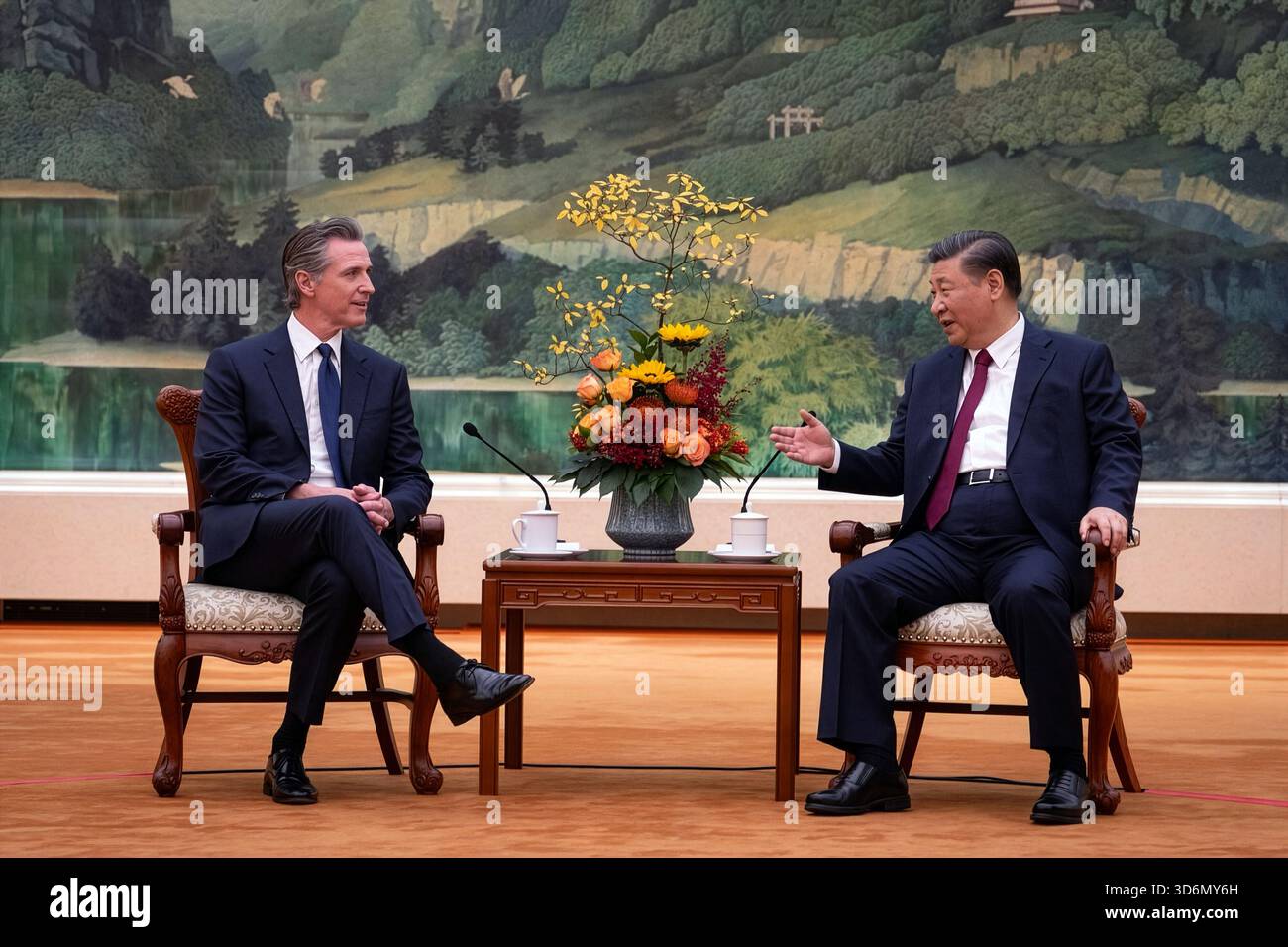 Il Governatore Newsom ha incontrato Xi Jinping a Pechino, 2023-10-25 - foto dell'Ufficio del Governatore della California Foto Stock