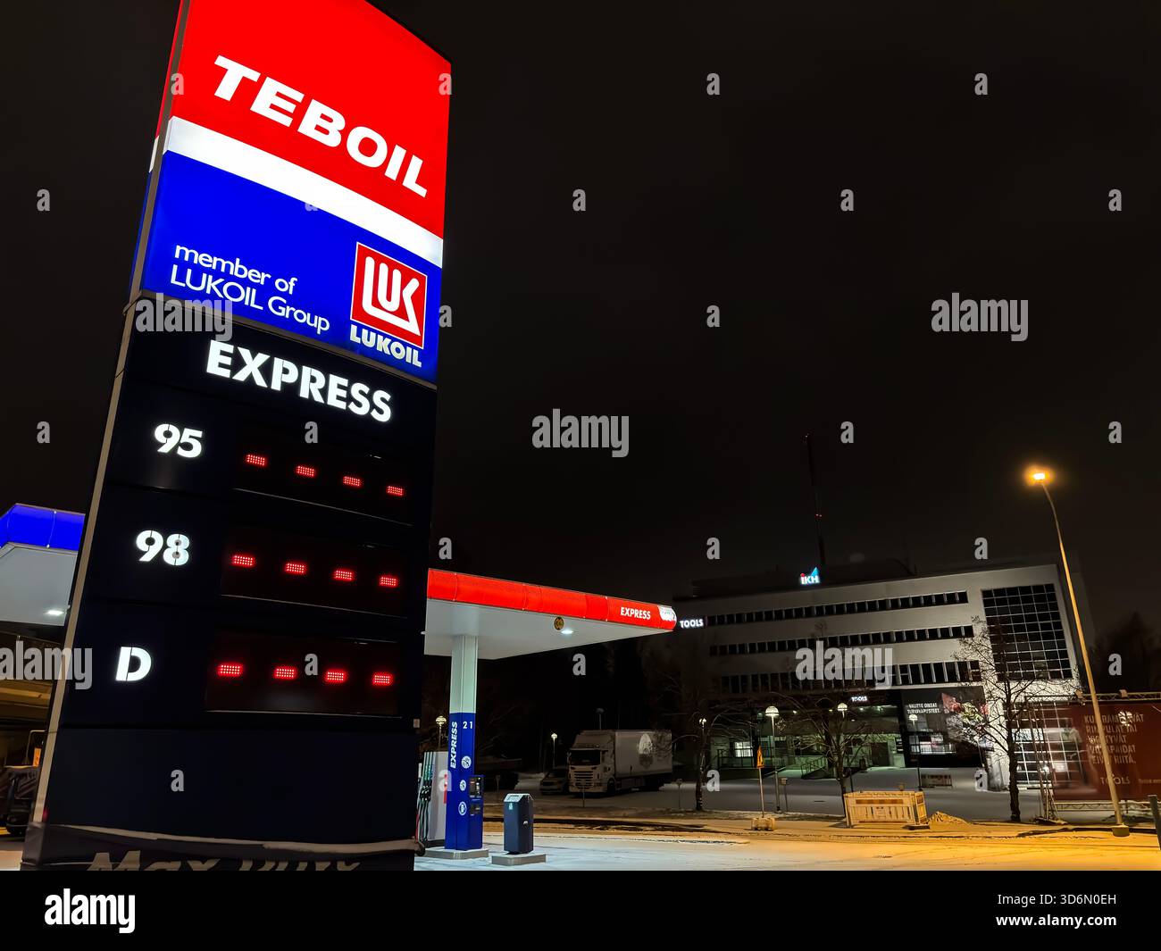 Una stazione di rifornimento Teboil a Laippatie, Helsinki, mostra trattini al posto dei prezzi in quanto la stazione non vende più carburante. - Immagine stock catturata con smartphone