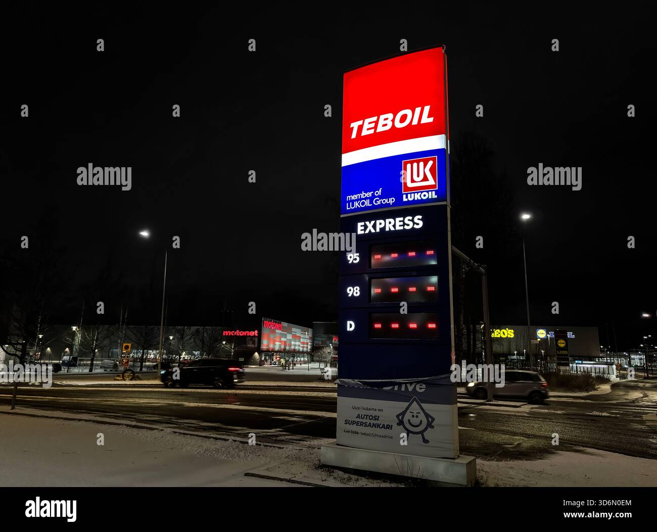 Una stazione di rifornimento Teboil a Laippatie, Helsinki, mostra trattini al posto dei prezzi in quanto la stazione non vende più carburante. - Immagine stock catturata con smartphone