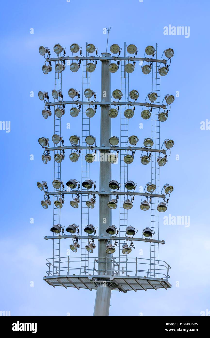Fotografia di numerose teste dei proiettori nella sezione superiore di un grande sistema di illuminazione in un'arena di stadio sportivo a Sydney, nel nuovo Galles del Sud, Australia. Foto Stock