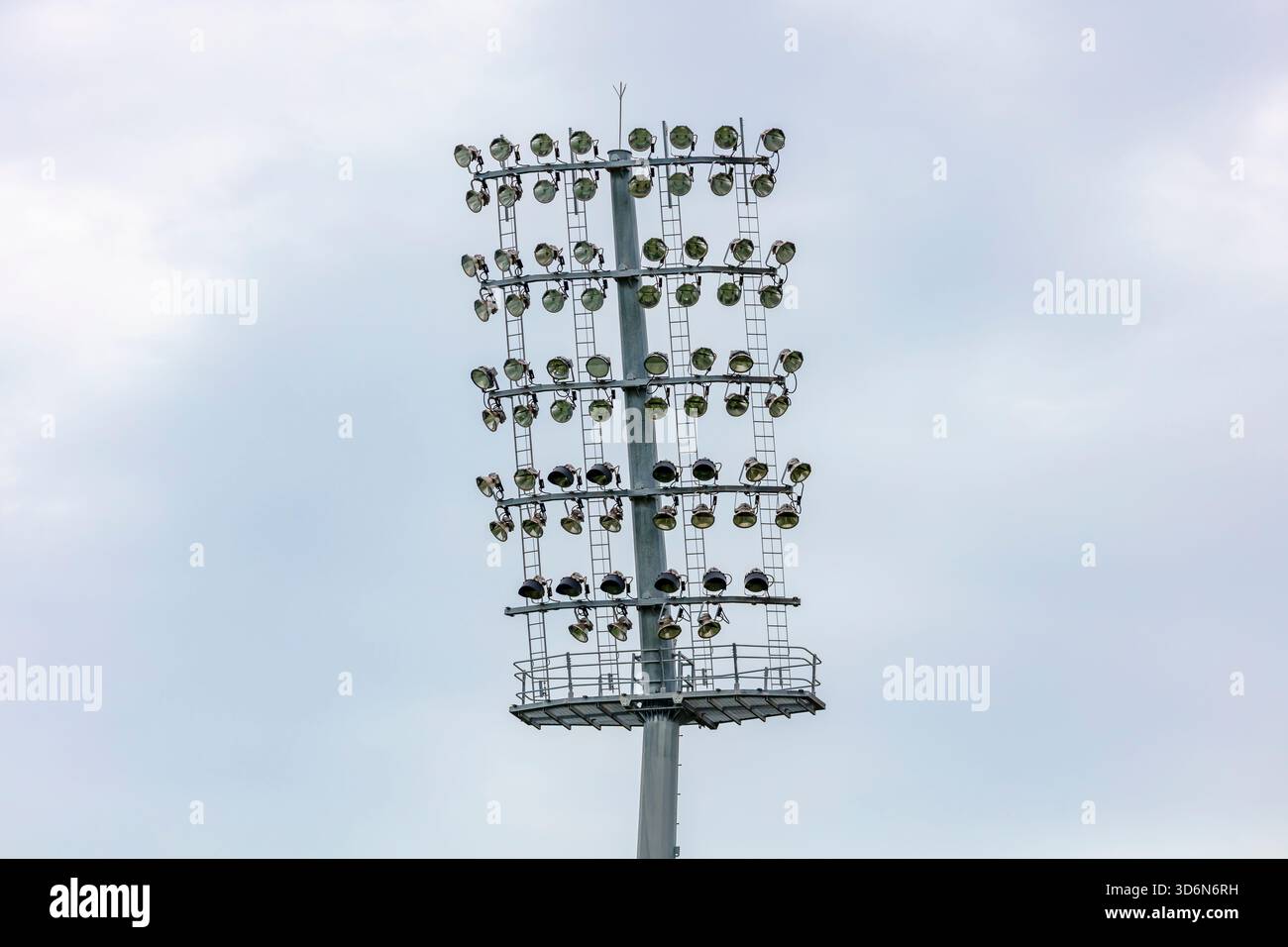 Fotografia di numerose teste dei proiettori nella sezione superiore di un grande sistema di illuminazione in un'arena di stadio sportivo a Sydney, nel nuovo Galles del Sud, Australia. Foto Stock