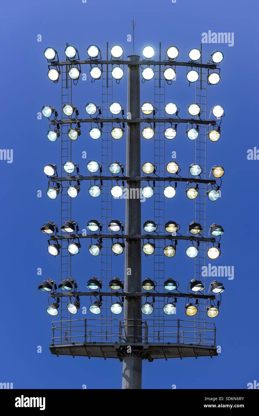 Fotografia di numerose teste dei proiettori nella sezione superiore di un grande sistema di illuminazione in un'arena di stadio sportivo a Sydney, nel nuovo Galles del Sud, Australia. Foto Stock