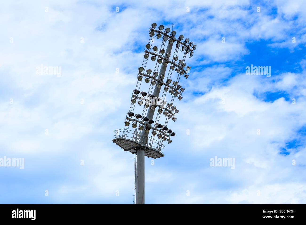 Fotografia di numerose teste dei proiettori nella sezione superiore di un grande sistema di illuminazione in un'arena di stadio sportivo a Sydney, nel nuovo Galles del Sud, Australia. Foto Stock