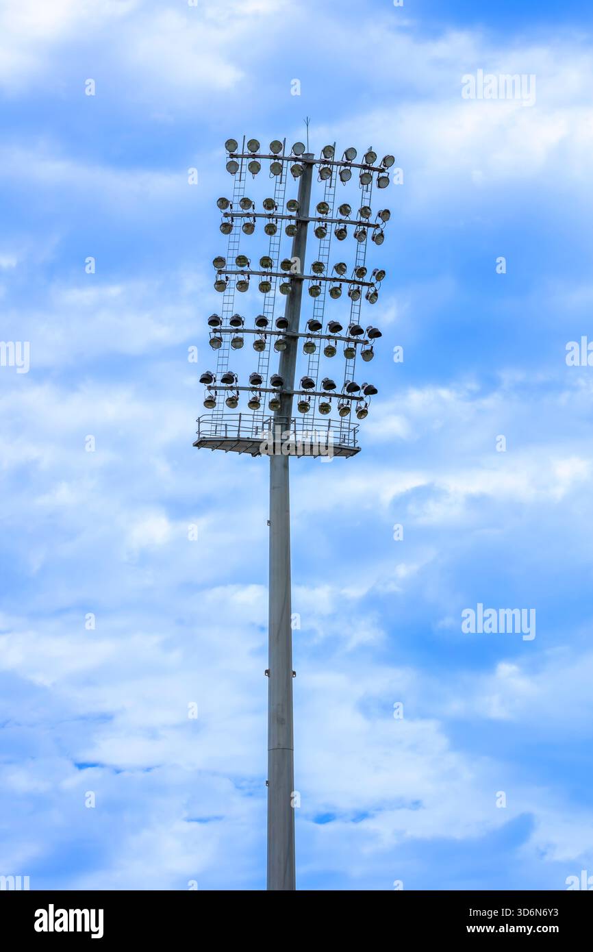Fotografia di numerose teste dei proiettori nella sezione superiore di un grande sistema di illuminazione in un'arena di stadio sportivo a Sydney, nel nuovo Galles del Sud, Australia. Foto Stock