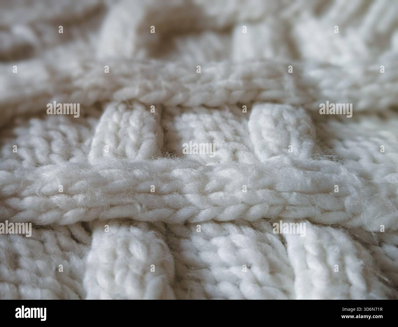 primo piano su tutta la struttura con grossa trama bianca in lana a cavo per un confortevole sfondo invernale Foto Stock
