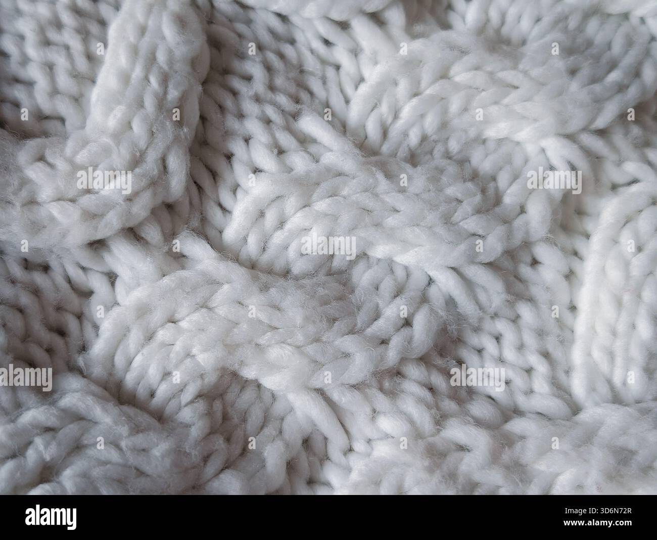 primo piano su tutta la struttura con grossa trama bianca in lana a cavo per un confortevole sfondo invernale Foto Stock