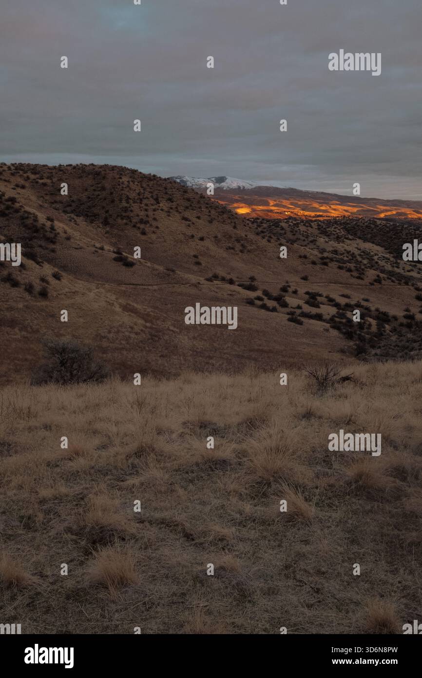 Le colline pedemontane di Boise il tramonto invernale risplende all'orizzonte Foto Stock