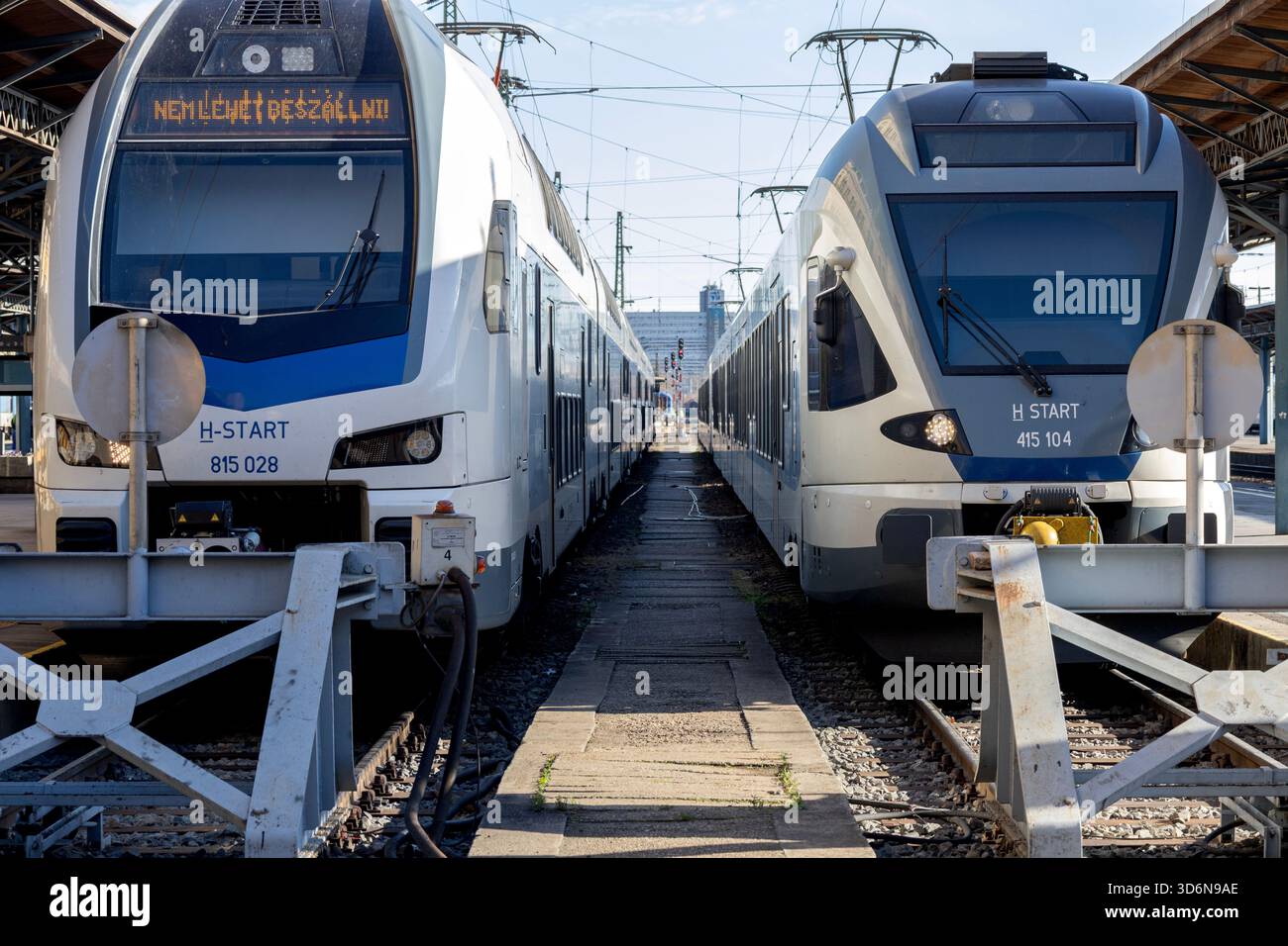 Moderni treni H-START testa a testa presso una stazione ungherese Foto Stock