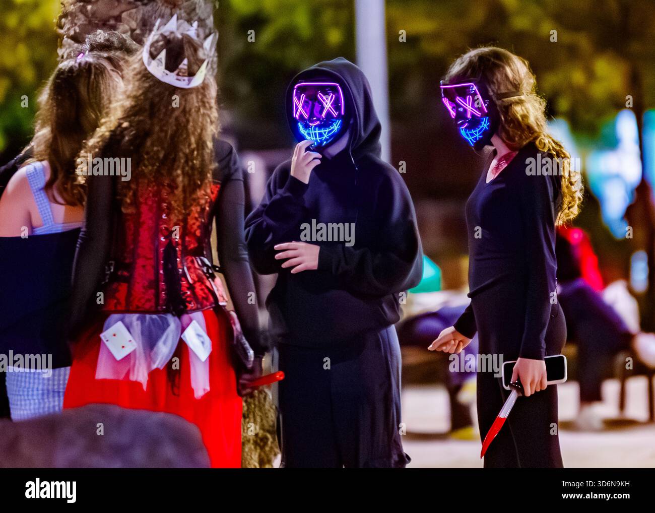 Maschere neon Purge di notte Foto Stock