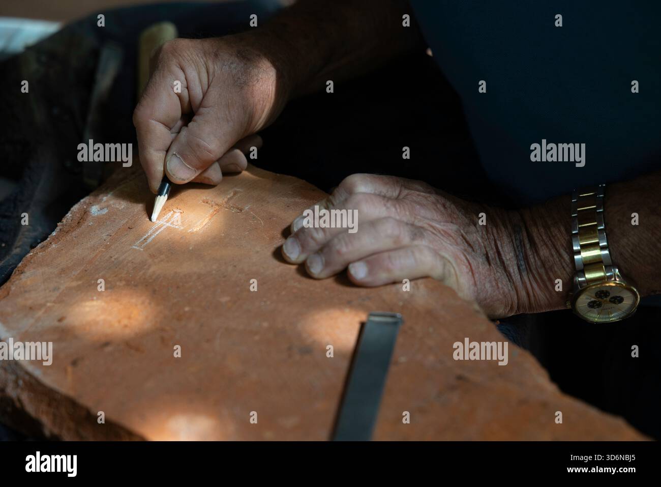 Incisione artigianale motivi tradizionali su pietra a Gyumri Foto Stock