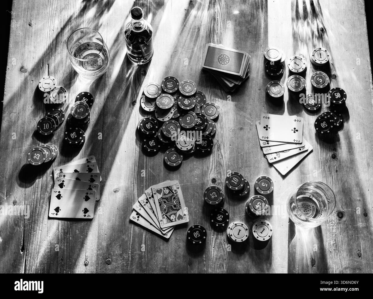 MAZZO DI CARTE DEL GIOCO DI CARTE CINQUE STUD DI CARTE PINE TAVOLO WHISKY BICCHIERI BOTTIGLIA DI WHISKEY POKER CHIPS DI VARI VALORI UNA COPPIA DI REGINA Foto Stock