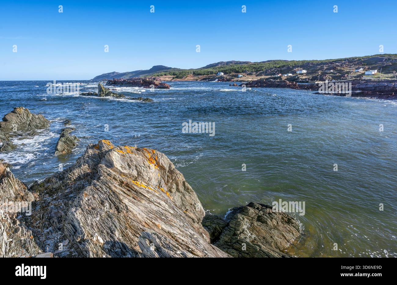 La baia del solletico con edifici distanti a Terranova e Labrador, Canada Foto Stock