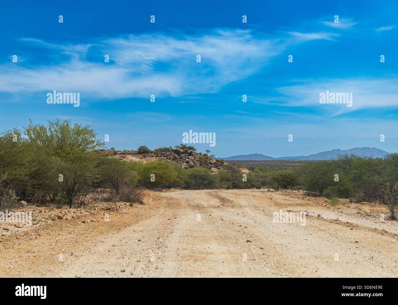 Strada secondaria di ghiaia nella Namibia settentrionale Foto Stock