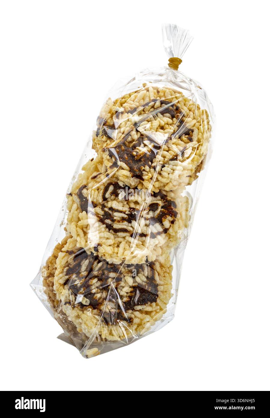Confezione di cracker rotondi di riso con zucchero di canna bollito all'interno di un sacchetto di plastica trasparente sigillato con un elastico. Gli spuntini appaiono croccanti, leggeri e Foto Stock