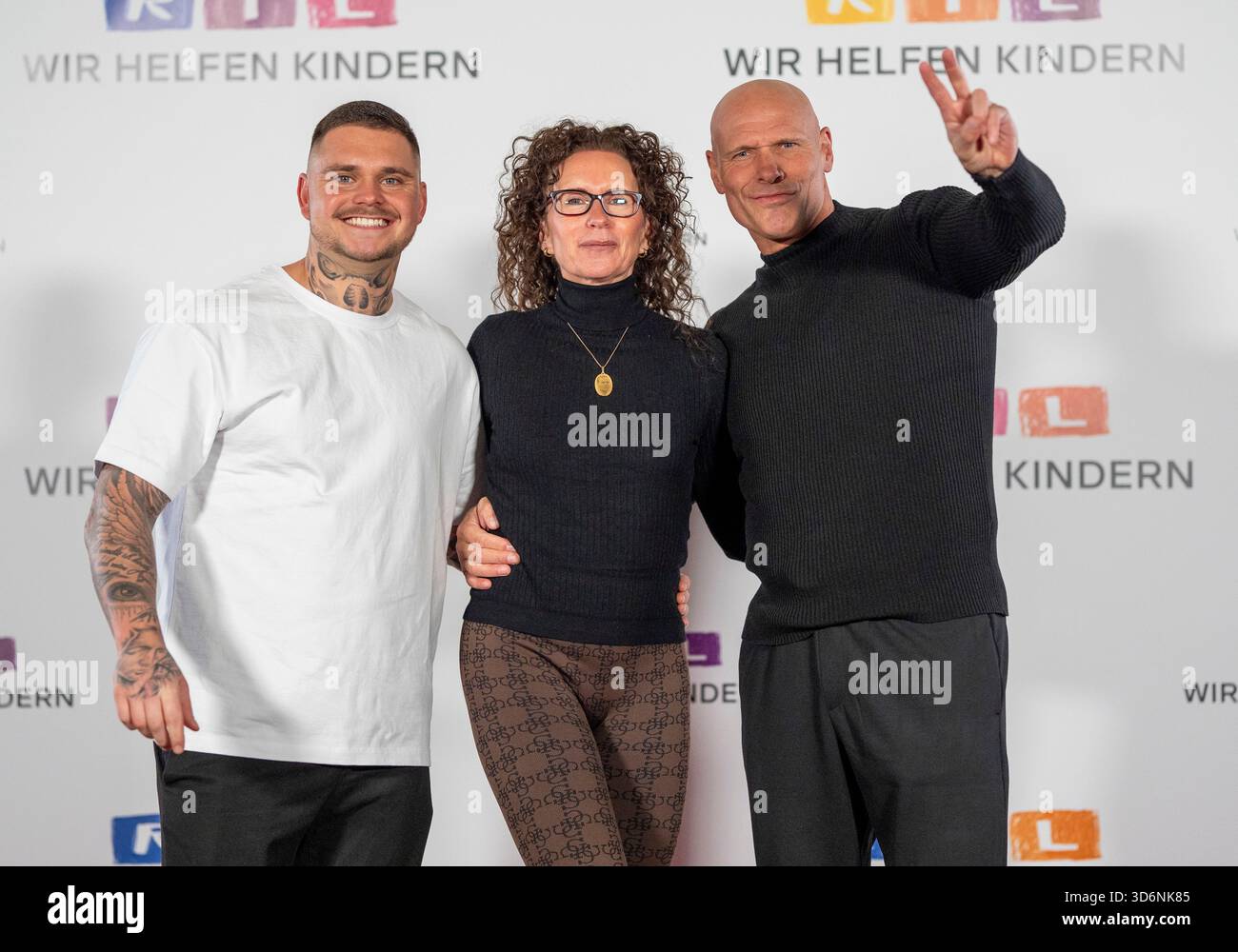 Familie Legat postiert. V.l.n.r. Nico Legat, Alexandra Legat und Thorsten Legat Beim 30. RTL-Spendenmarathon 2025 im Studio 8 der EMG Studios a Hürth, 20.11.2025 30a RTL Charity Marathon 2025 nello Studio 8 degli EMG Studios di Hürth (foto di Marco Bader/Sipa USA) crediti: SIPA USA/Alamy Live News Foto Stock