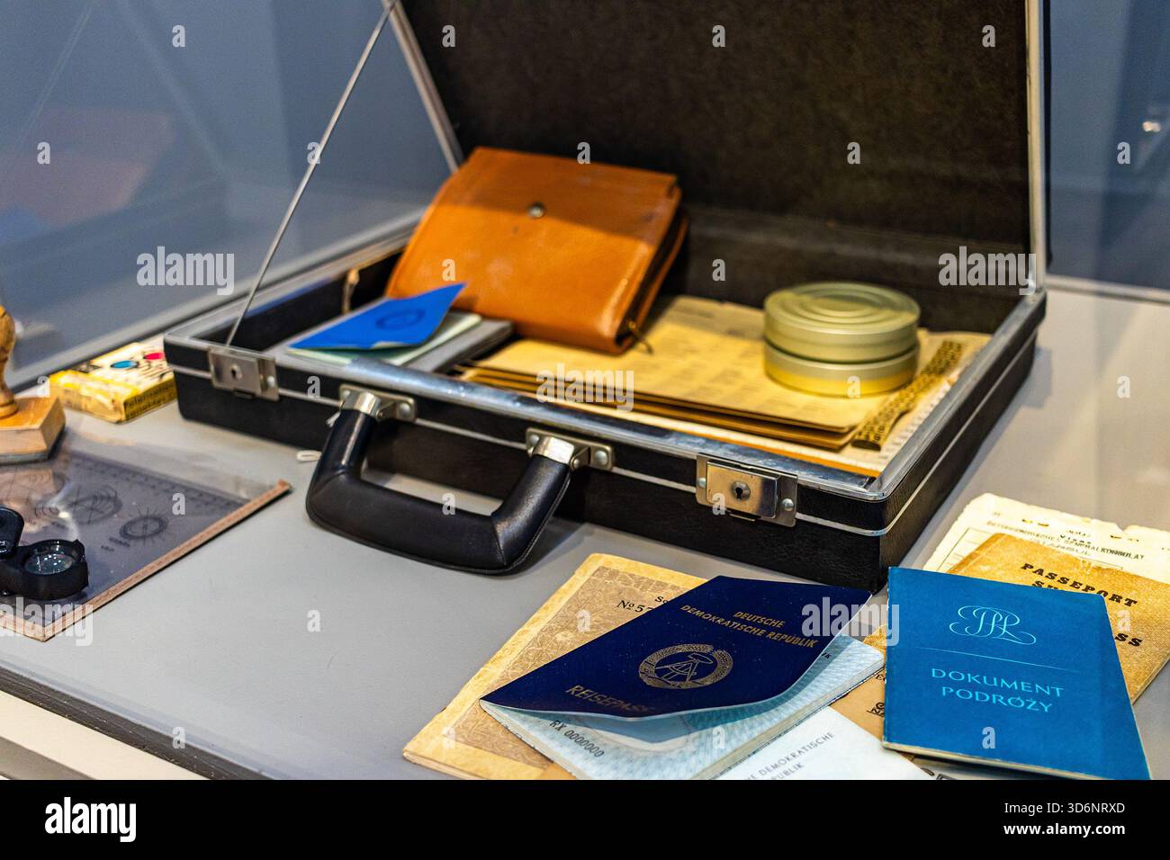 Valigetta con attrezzatura per la falsificazione del passaporto creata dalla Stasi (Ministero per la sicurezza di Stato della RDT) esposta in un museo, kit dell'agenzia di intelligence Foto Stock
