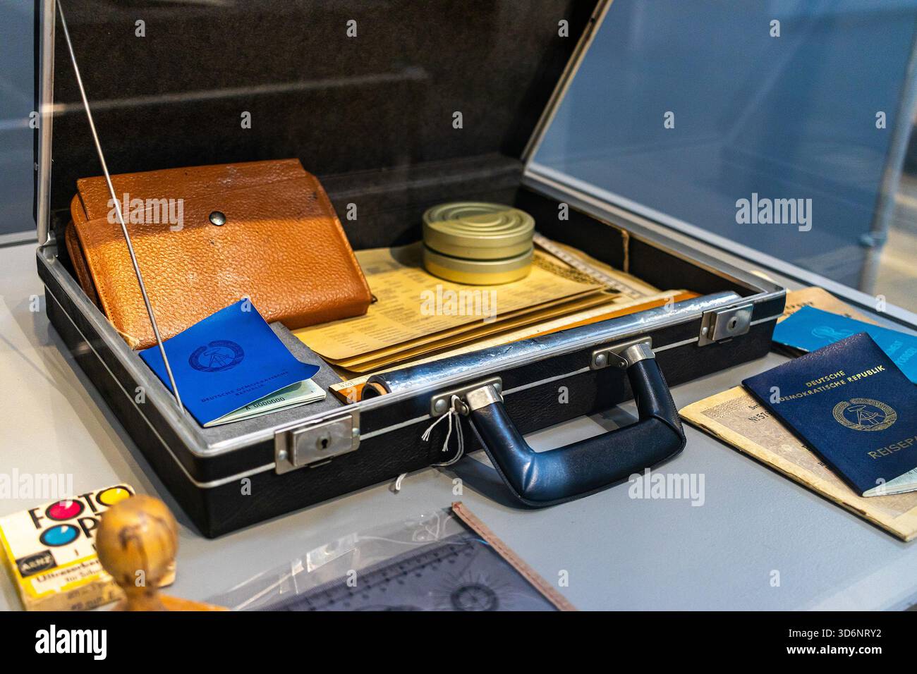 Valigetta con attrezzatura per la falsificazione del passaporto creata dalla Stasi (Ministero per la sicurezza di Stato della RDT) esposta in un museo, kit dell'agenzia di intelligence Foto Stock