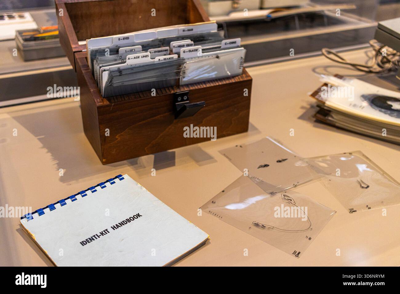 Identikit con trasparenze intercambiabili dei tratti facciali per la creazione di ritratti compositi per l'identificazione da parte della polizia, esposizione museale Foto Stock