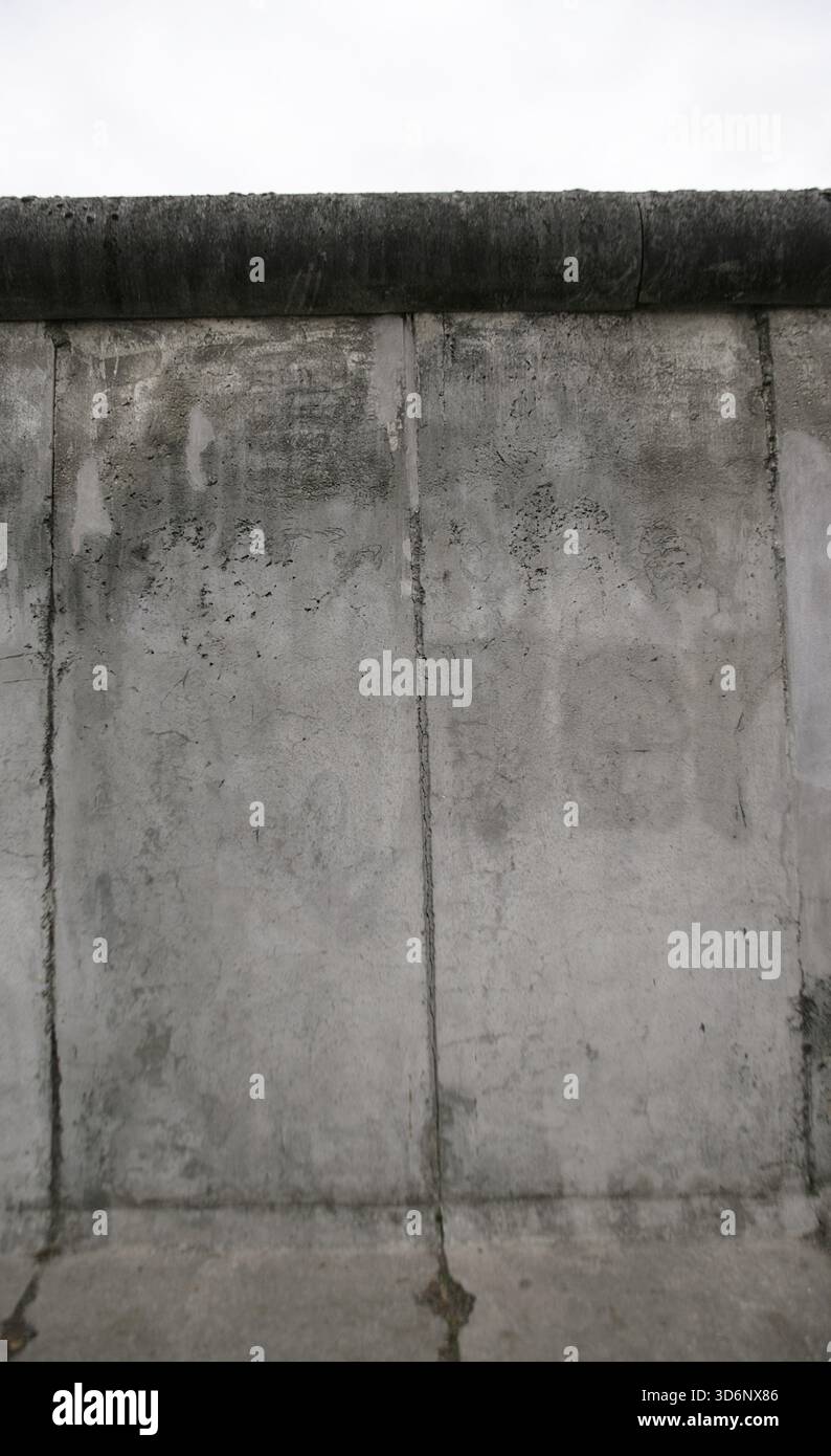 Muro di Berlino, Germania. La sua costruzione iniziò il 13 agosto 1961 e cadde il 9 novembre 1989. Il governo della Repubblica Democratica tedesca (RDT) costruì questa barriera, lunga più di 150 km, per isolare completamente Berlino Est dal resto della RDT. Memoriale del muro di Berlino su Bernauer Strasse. Particolare di una sezione situata su Bernauer Straße, al confine tra i quartieri di Mitte (Berlino Est) e Wedding (Berlino Ovest). Foto Stock