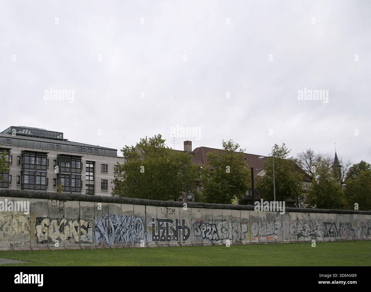 Muro di Berlino, Germania. La sua costruzione iniziò il 13 agosto 1961 e cadde il 9 novembre 1989. Il governo della Repubblica Democratica tedesca (RDT) costruì questa barriera, lunga più di 150 km, per isolare completamente Berlino Est dal resto della RDT. Memoriale del muro di Berlino su Bernauer Strasse. Sezione situata su Bernauer Straße, confine tra i quartieri di Mitte (Berlino Est) e Wedding (Berlino Ovest). Foto Stock