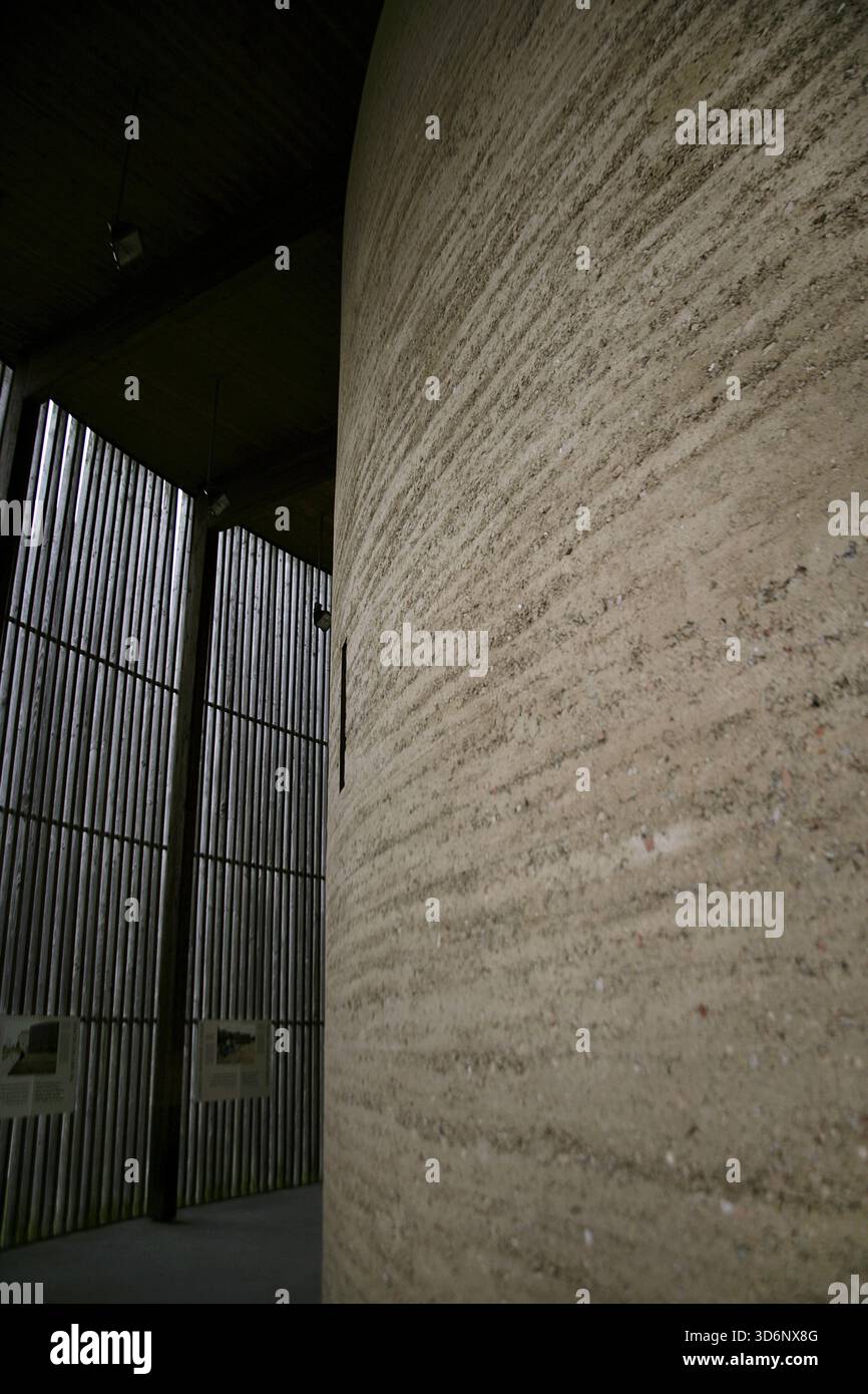 Berlino, Germania. Cappella della riconciliazione (Kapelle der Versöhnung). Luogo di culto sul sito dell'ex Chiesa della riconciliazione (Versöhnungskirche) in Bernauer Strasse nel quartiere Mitte. La vecchia chiesa, danneggiata durante la seconda guerra mondiale, fu demolita dalla RDT nel 1985 per ragioni di sicurezza e ordine. Nel 1996, gli architetti berlinesi Rudolf Reitermann (nato nel 1965) e Peter Sassenroth (nato nel 1963) furono incaricati di progettare la nuova cappella. Fu costruito nel 1999 sotto la direzione dell'artista austriaco Martin Rauch (nato nel 1958). Fu consacrata il 9 novembre 2000, l'undicesimo anno Foto Stock