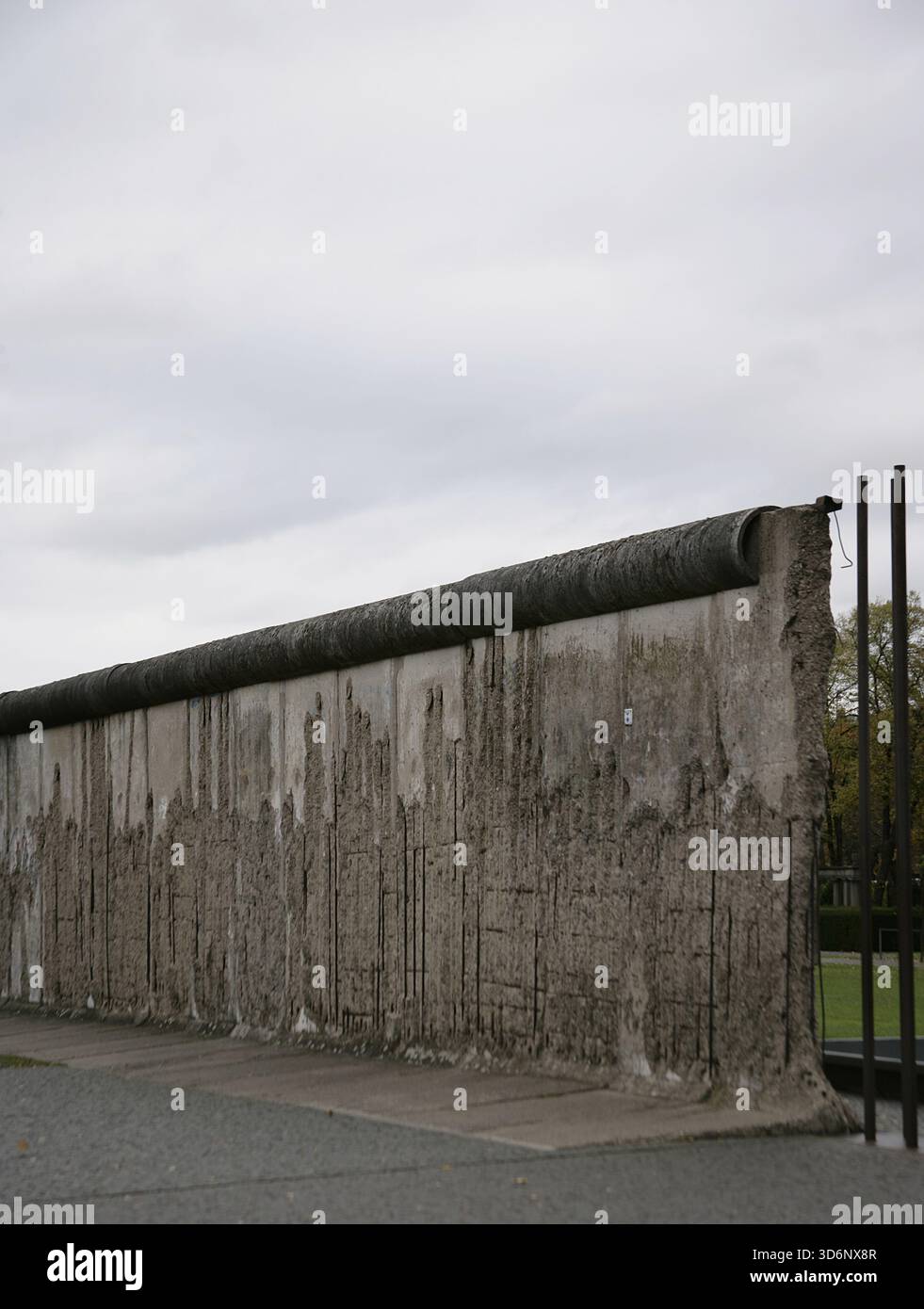 Muro di Berlino, Germania. La sua costruzione iniziò il 13 agosto 1961 e cadde il 9 novembre 1989. Il governo della Repubblica Democratica tedesca (RDT) costruì questa barriera, lunga più di 150 km, per isolare completamente Berlino Est dal resto della RDT. Memoriale del muro di Berlino su Bernauer Strasse. Sezione situata su Bernauer Straße, confine tra i quartieri di Mitte (Berlino Est) e Wedding (Berlino Ovest). Foto Stock