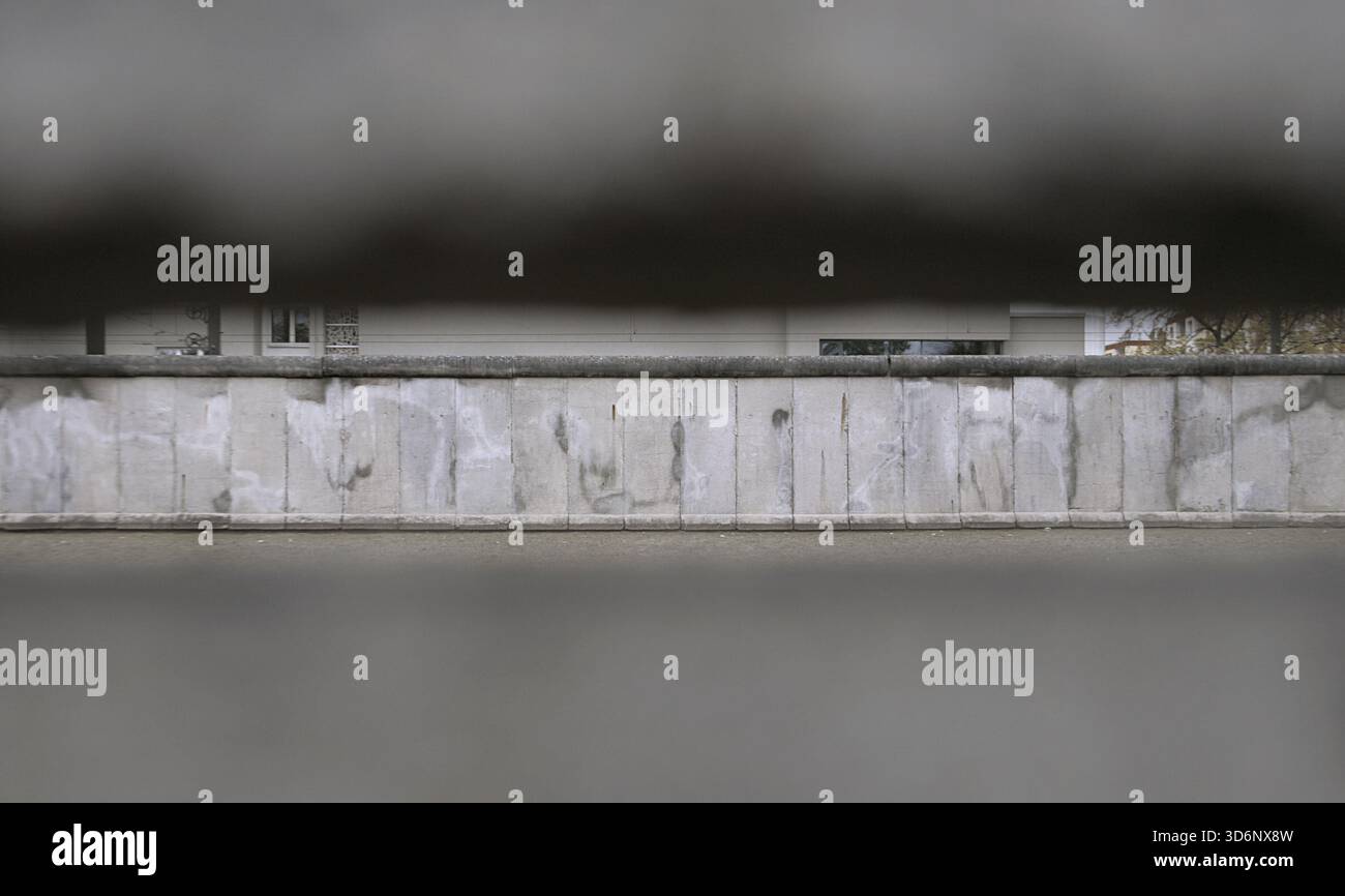 Muro di Berlino, Germania. La sua costruzione iniziò il 13 agosto 1961 e cadde il 9 novembre 1989. Il governo della Repubblica Democratica tedesca (RDT) costruì questa barriera, lunga più di 150 km, per isolare completamente Berlino Est dal resto della RDT. Memoriale del muro di Berlino su Bernauer Strasse. Sezione situata su Bernauer Straße, confine tra i quartieri di Mitte (Berlino Est) e Wedding (Berlino Ovest). Vista della cosiddetta "striscia della morte", l'area tra le due pareti di cemento che componevano il muro di Berlino, attraverso una fessura nel muro interno. Foto Stock