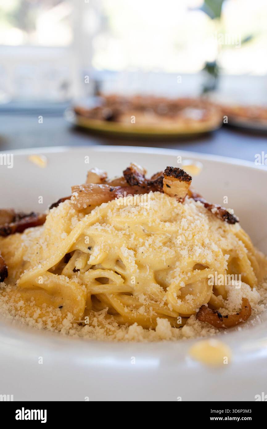 Piatto di classica carbonara romana con guanciale e uova, condito con pecorino romano Foto Stock