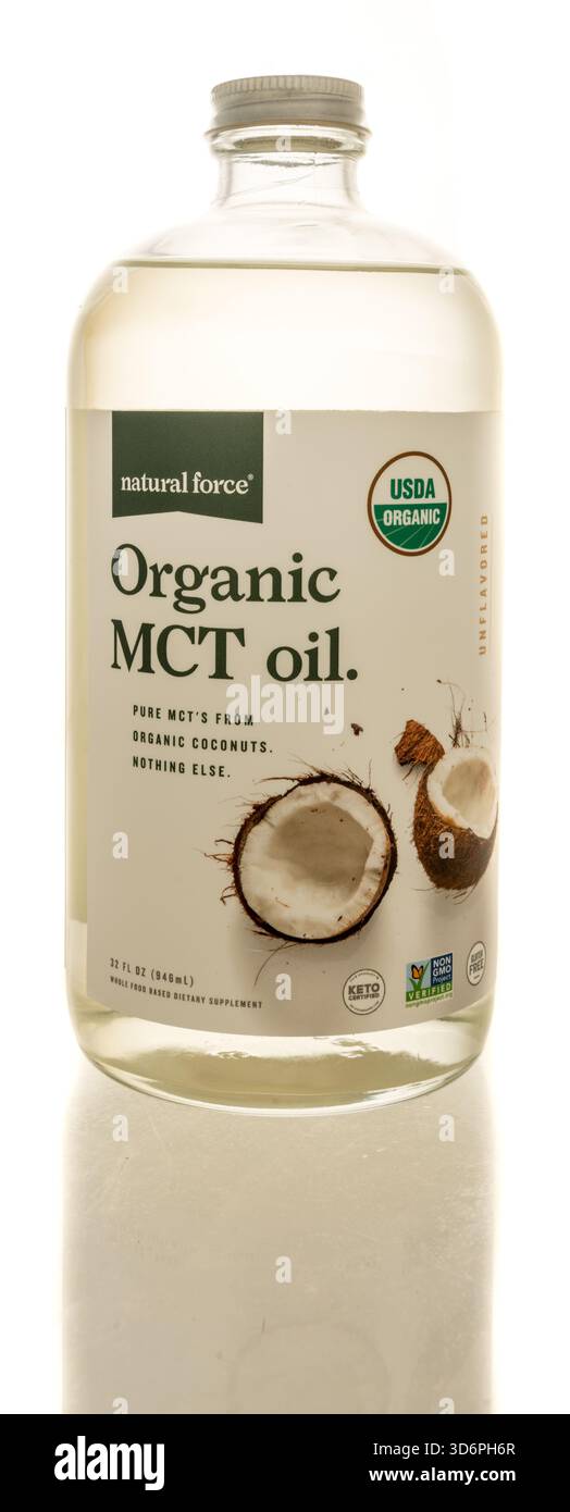 Winneconne, WI - 12 luglio 2025: Una bottiglia di olio mct organico Natural Force su sfondo isolato. Foto Stock
