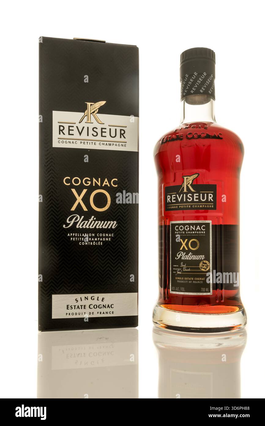 Winneconne, WI - 31 ottobre 2025: Una bottiglia di champagne Reviseur petie cognac XO platino su sfondo isolato. Foto Stock