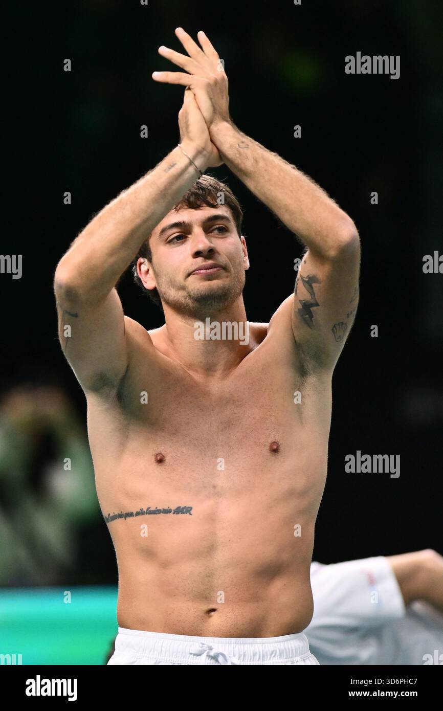 Flavio Cobolli d'Italia celebra i vincitori della semifinale di Coppa Davis tra Flavio Cobolli d'Italia e Zizou Bergs del Belgio alla Supertennis Arena - BolognaFiere il 21 novembre 2025 a Bologna Foto Stock