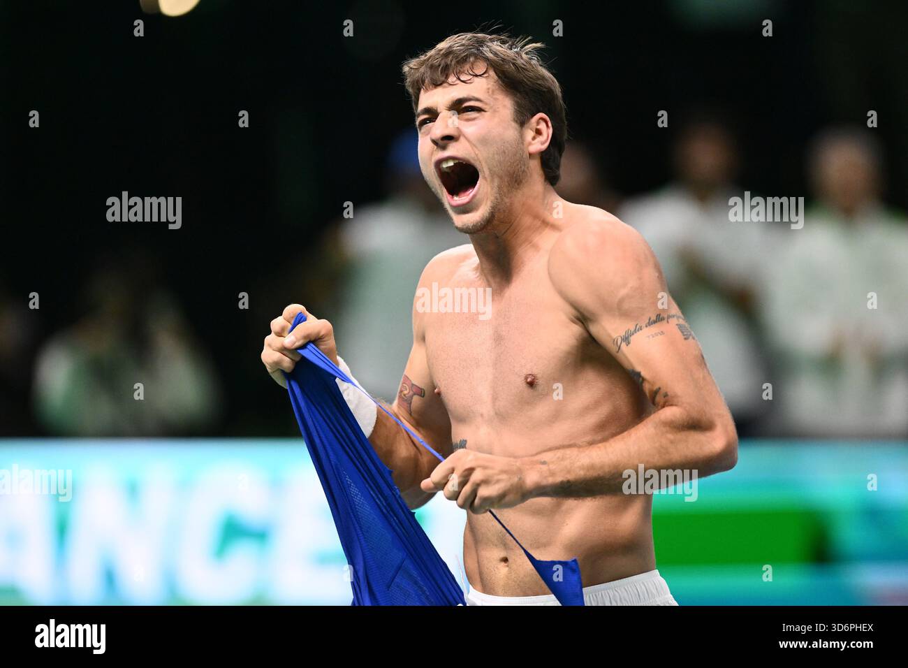 Flavio Cobolli d'Italia celebra i vincitori della semifinale di Coppa Davis tra Flavio Cobolli d'Italia e Zizou Bergs del Belgio alla Supertennis Arena - BolognaFiere il 21 novembre 2025 a Bologna Foto Stock