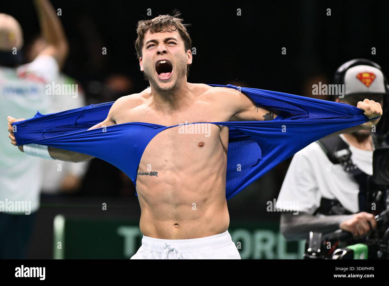 Flavio Cobolli d'Italia celebra i vincitori della semifinale di Coppa Davis tra Flavio Cobolli d'Italia e Zizou Bergs del Belgio alla Supertennis Arena - BolognaFiere il 21 novembre 2025 a Bologna Foto Stock