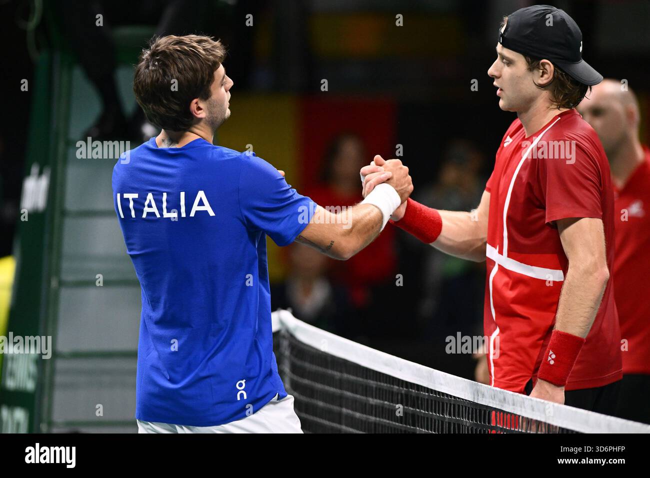 Flavio Cobolli d'Italia celebra i vincitori della semifinale di Coppa Davis tra Flavio Cobolli d'Italia e Zizou Bergs del Belgio alla Supertennis Arena - BolognaFiere il 21 novembre 2025 a Bologna Foto Stock