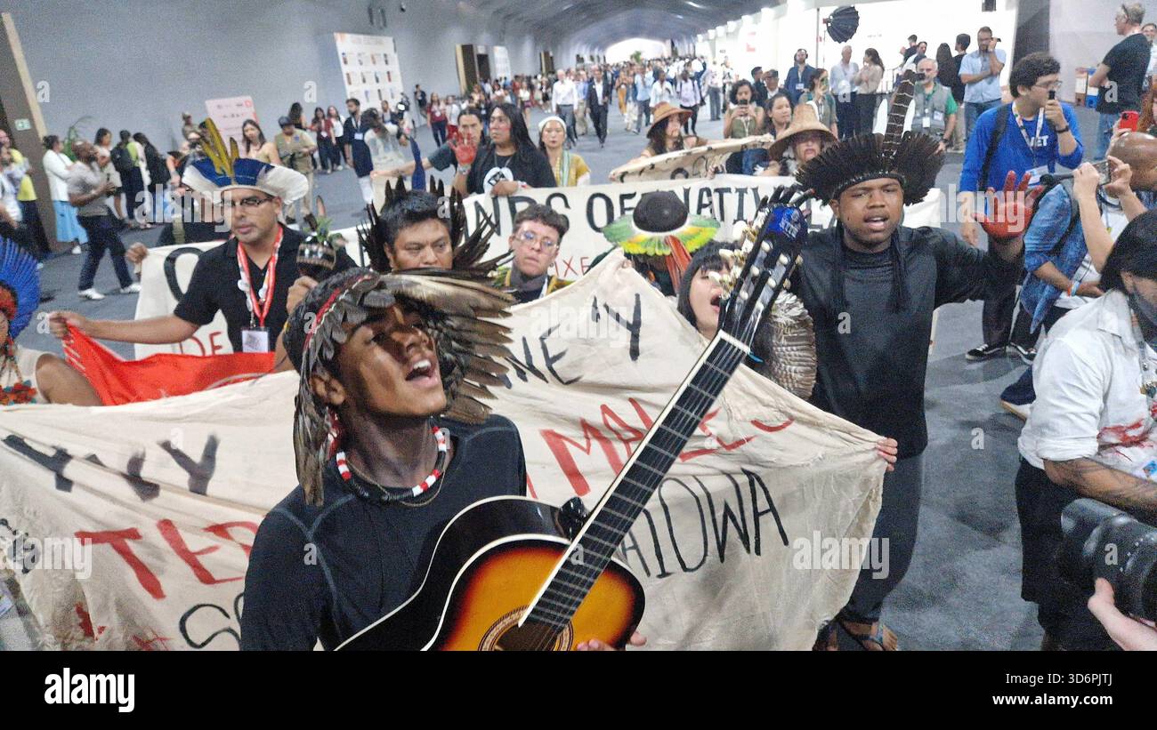21 novembre 2025, Brasile, Belém: Gli attivisti, tra cui molti indigeni, protestano per la protezione dei loro mezzi di sussistenza durante l'ultimo impulso della Conferenza mondiale sul clima. Foto: Larissa Schwedes/dpa Foto Stock