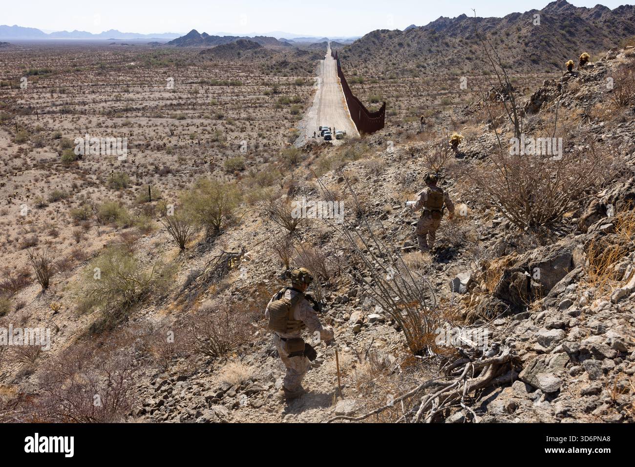 US Marine Corps 2nd tenente John Hirsh, a sinistra, comandante di plotone, e Cpl. Jesse Venavides, un ingegnere di combattimento, entrambi con Combat Logistics Battalion 15, Combat Logistics Regiment 17, 1st Marine Logistics Group, assegnato al Joint Task Force-Southern Border, conducono ricognizioni mentre pattugliano il confine meridionale vicino a Yuma, Ariz., 21 luglio 2025. La Joint Task Force-Southern Border esegue operazioni su larga scala, agili e di tutti i domini a sostegno degli Stati Uniti Dogane e protezione delle frontiere per proteggere l'integrità territoriale degli Stati Uniti e ottenere il controllo operativo del 100% del confine meridionale Foto Stock