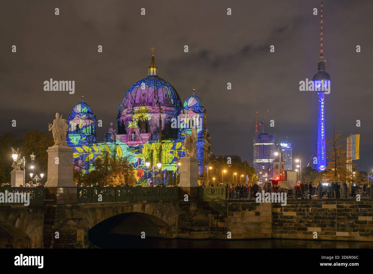 Festival delle luci Cattedrale e Torre della televisione Berlino Germania Foto Stock