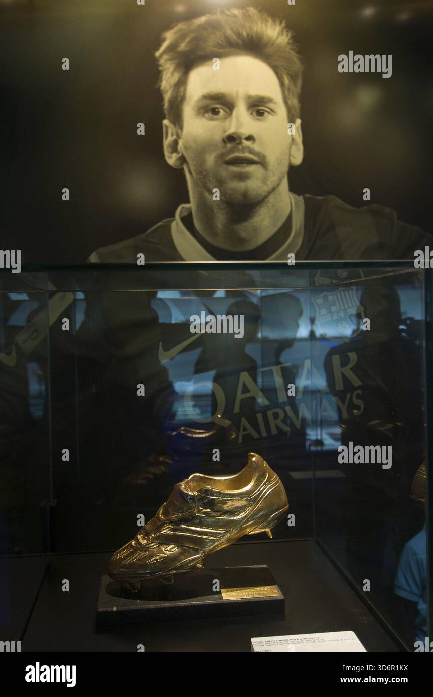 Barcellona, Spagna - 22 settembre 2014: Lionel messi e la sua scarpa d'oro al museo FC Barcelona. Camp Nou, Barcellona, Spagna, Barcellona, Spagna Foto Stock