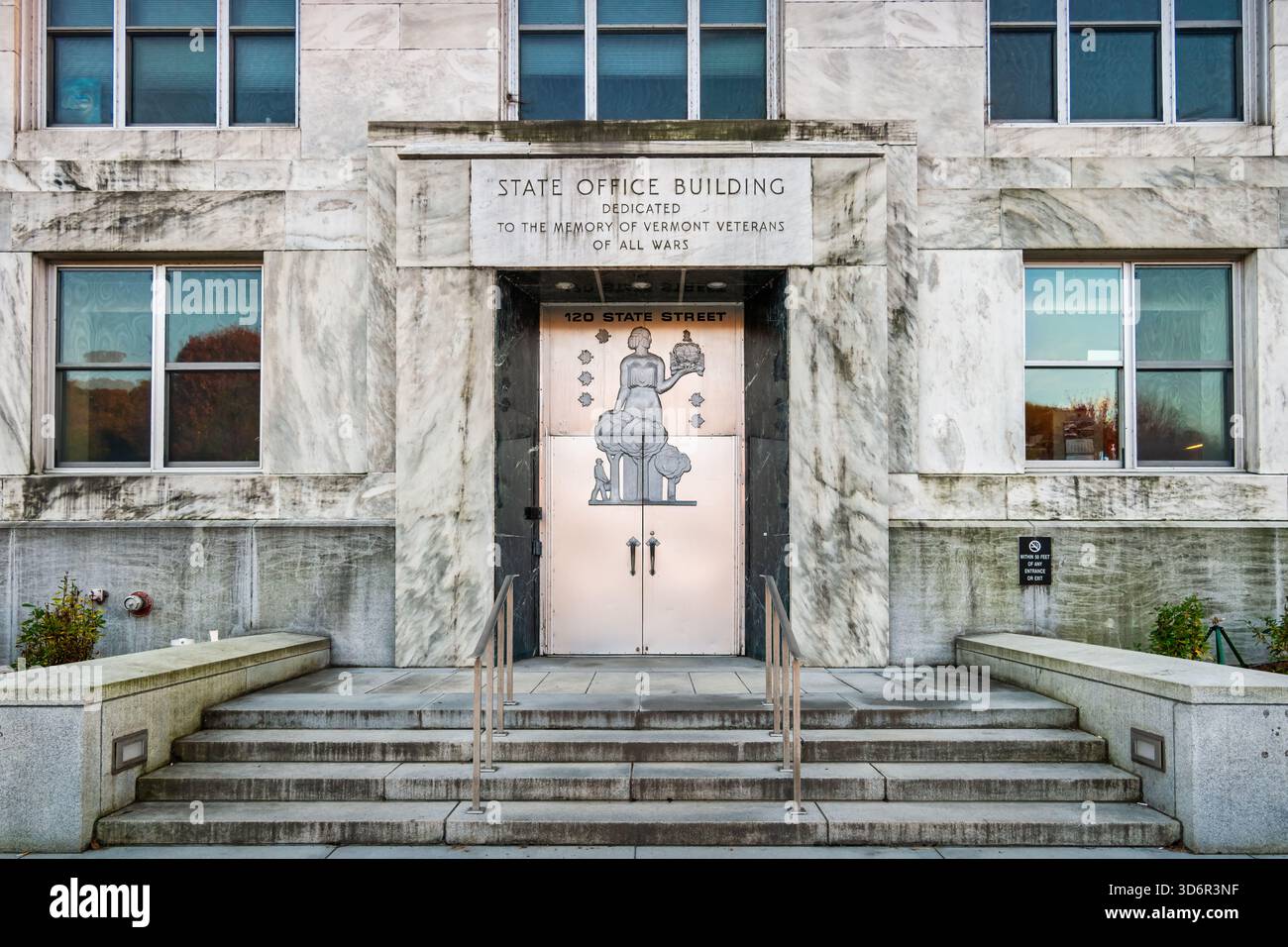 Particolare dell'edificio degli uffici di Stato (1949) di fronte alla State House di Montpelier, Vermont, USA. Foto Stock