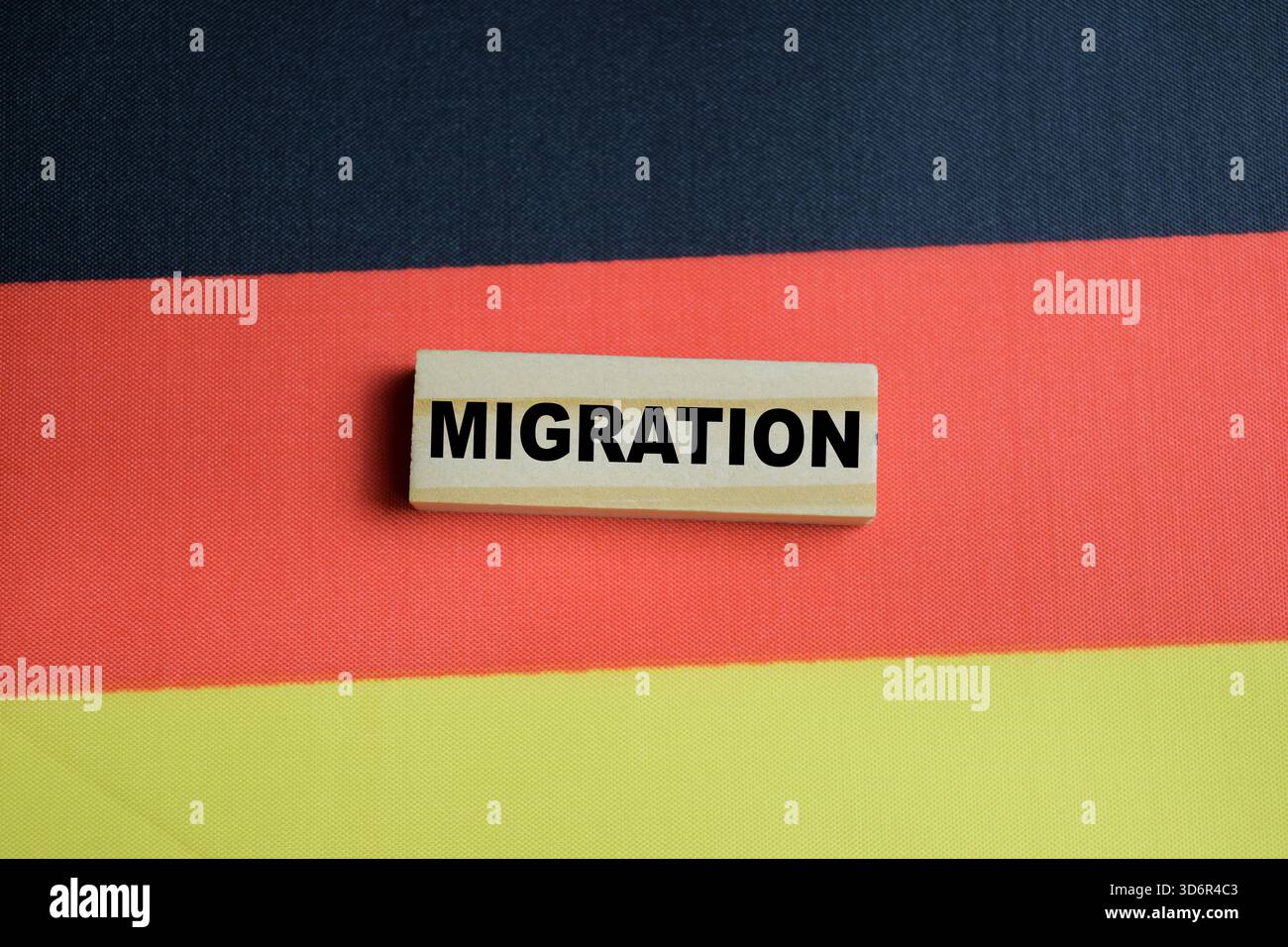 Migrazione su cubetti di legno impilati con la Germania. Business e finanza Foto Stock