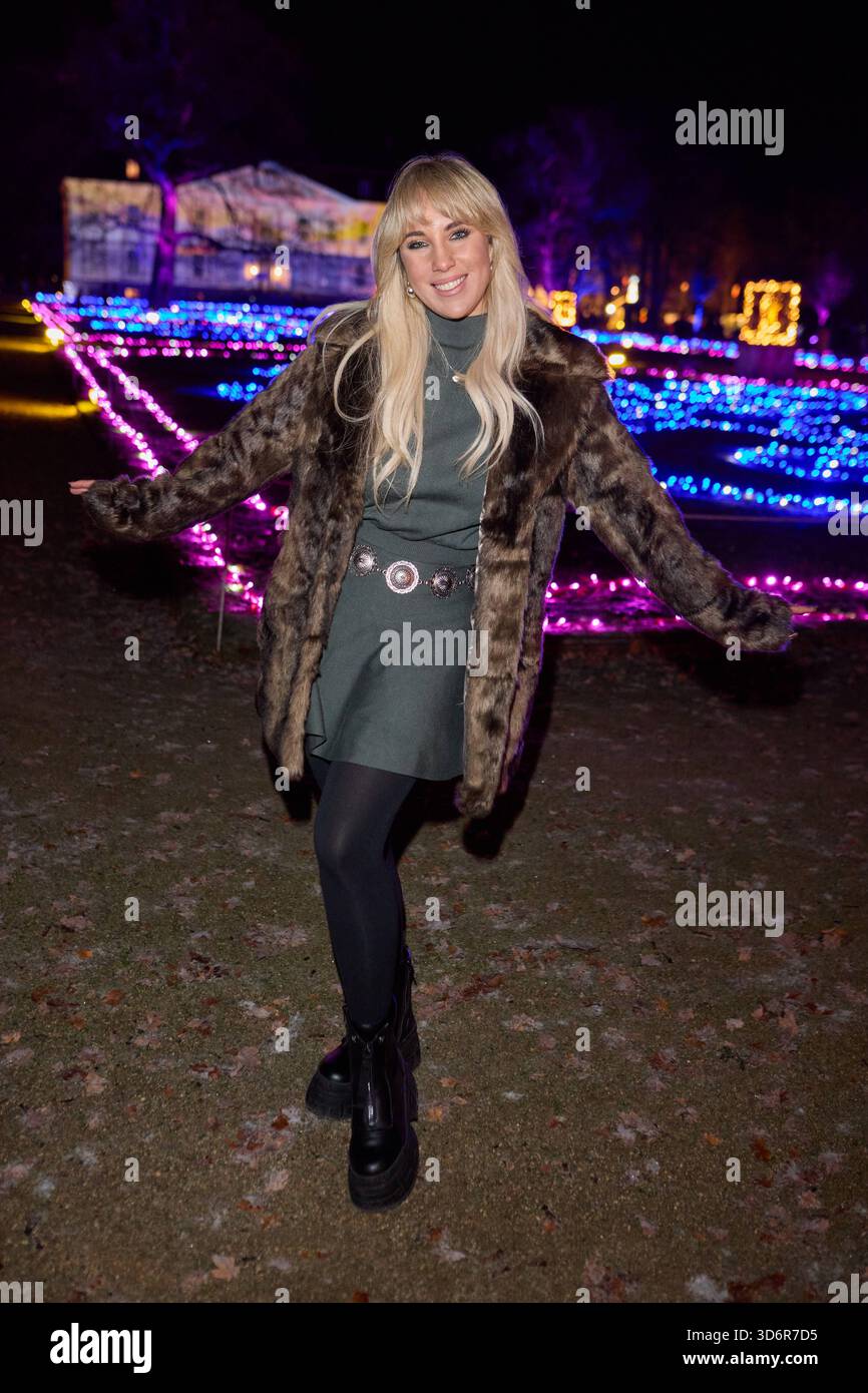 Annemarie Eilfeld - Eröffnung von Weihnachten im Tierpark Friedrichsfelde 2025 am 21.11.2025 a Berlino. Weihnachten im Tierpark Friedrichsfelde *** Annemarie Eilfeld inaugurazione del Natale al Tierpark Friedrichsfelde 2025 il 21 11 2025 a Berlino Natale al Tierpark Friedrichsfelde Foto Stock