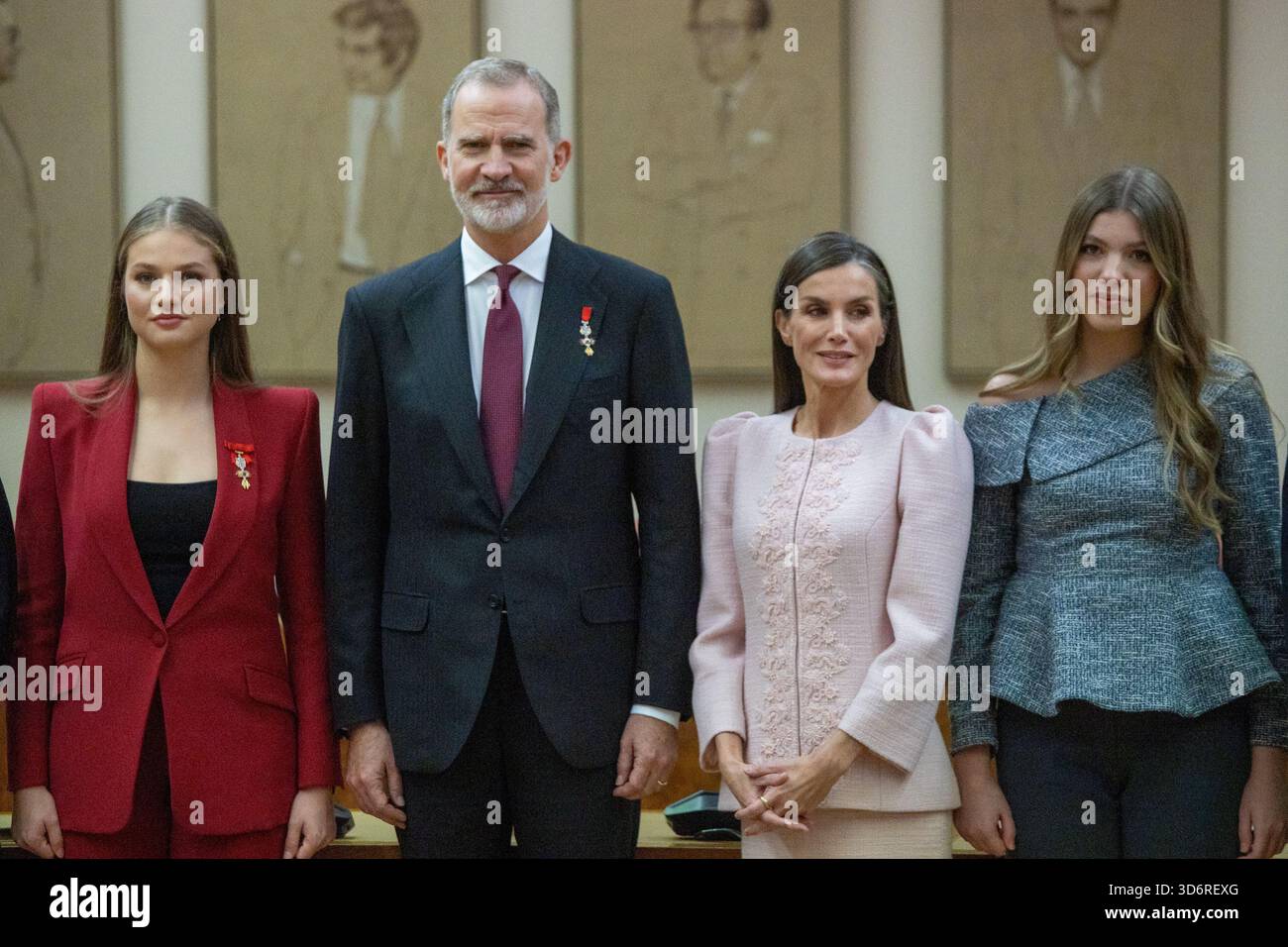 Madrid, Spagna. 21 novembre 2025. (L-R) la principessa Leonor, il re Felipe vi, la regina Letizia e l'infanta Sofía posero durante il colloquio "50 anni dopo: La corona nella transizione verso la democrazia", per commemorare il 50° anniversario della monarchia, nel Congresso dei deputati di Madrid. (Foto di David Canales/SOPA Images/Sipa USA) credito: SIPA USA/Alamy Live News Foto Stock