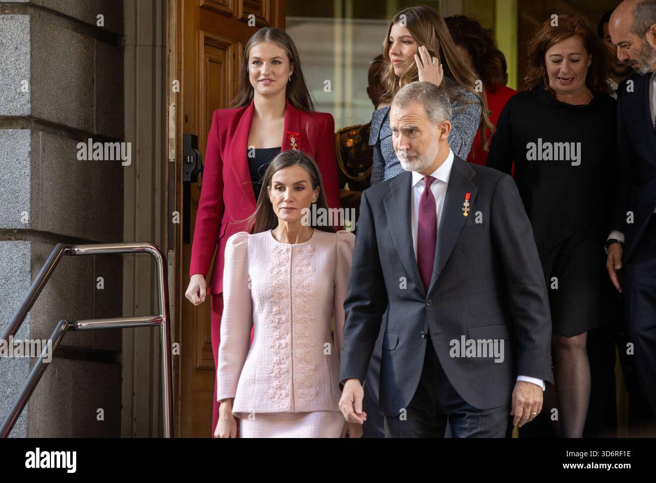 Madrid, Spagna. 21 novembre 2025. La principessa Leonor, il re Felipe vi, la regina Letizia e l'infanta Sofía visti durante il colloquio '50 anni dopo: La corona nella transizione verso la democrazia', per commemorare il 50 ° anniversario della monarchia, nel Congresso dei deputati di Madrid. (Foto di David Canales/SOPA Images/Sipa USA) credito: SIPA USA/Alamy Live News Foto Stock