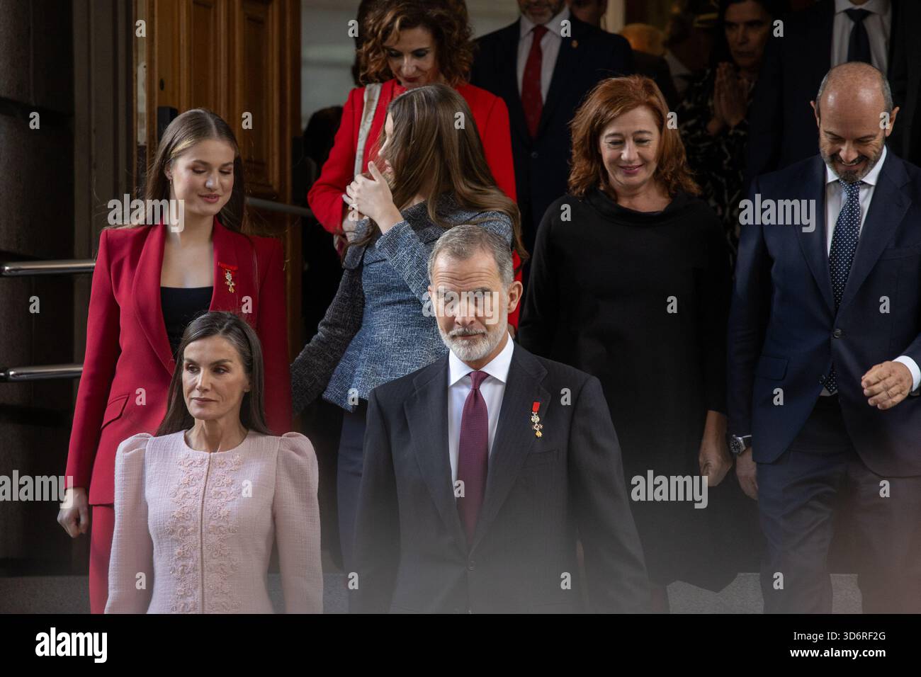 Madrid, Spagna. 21 novembre 2025. La principessa Leonor, il re Felipe vi, la regina Letizia e l'infanta Sofía visti durante il colloquio '50 anni dopo: La corona nella transizione verso la democrazia', per commemorare il 50 ° anniversario della monarchia, nel Congresso dei deputati di Madrid. (Foto di David Canales/SOPA Images/Sipa USA) credito: SIPA USA/Alamy Live News Foto Stock