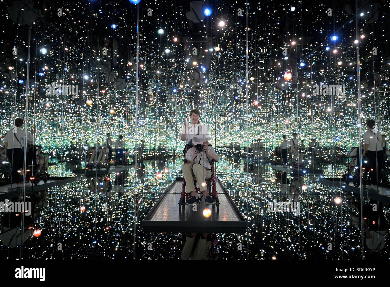 Infinity Mirrored Room di Yayoi Kusama (Pop Art giapponese) al fantastico museo di arte moderna Broad, Los Angeles CA Foto Stock