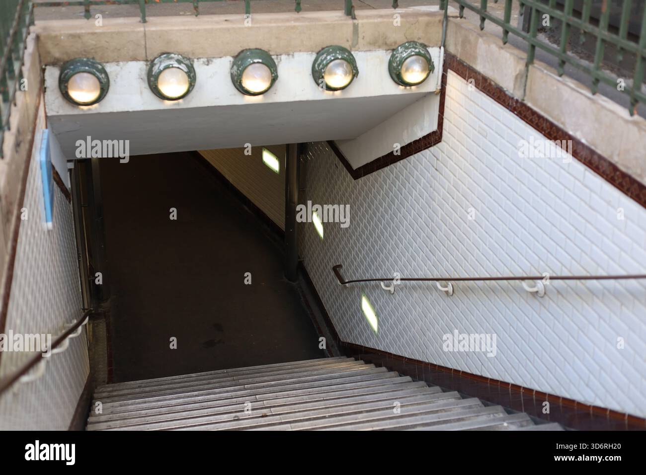 Ingresso della metropolitana vecchio stile con scale giù Foto Stock