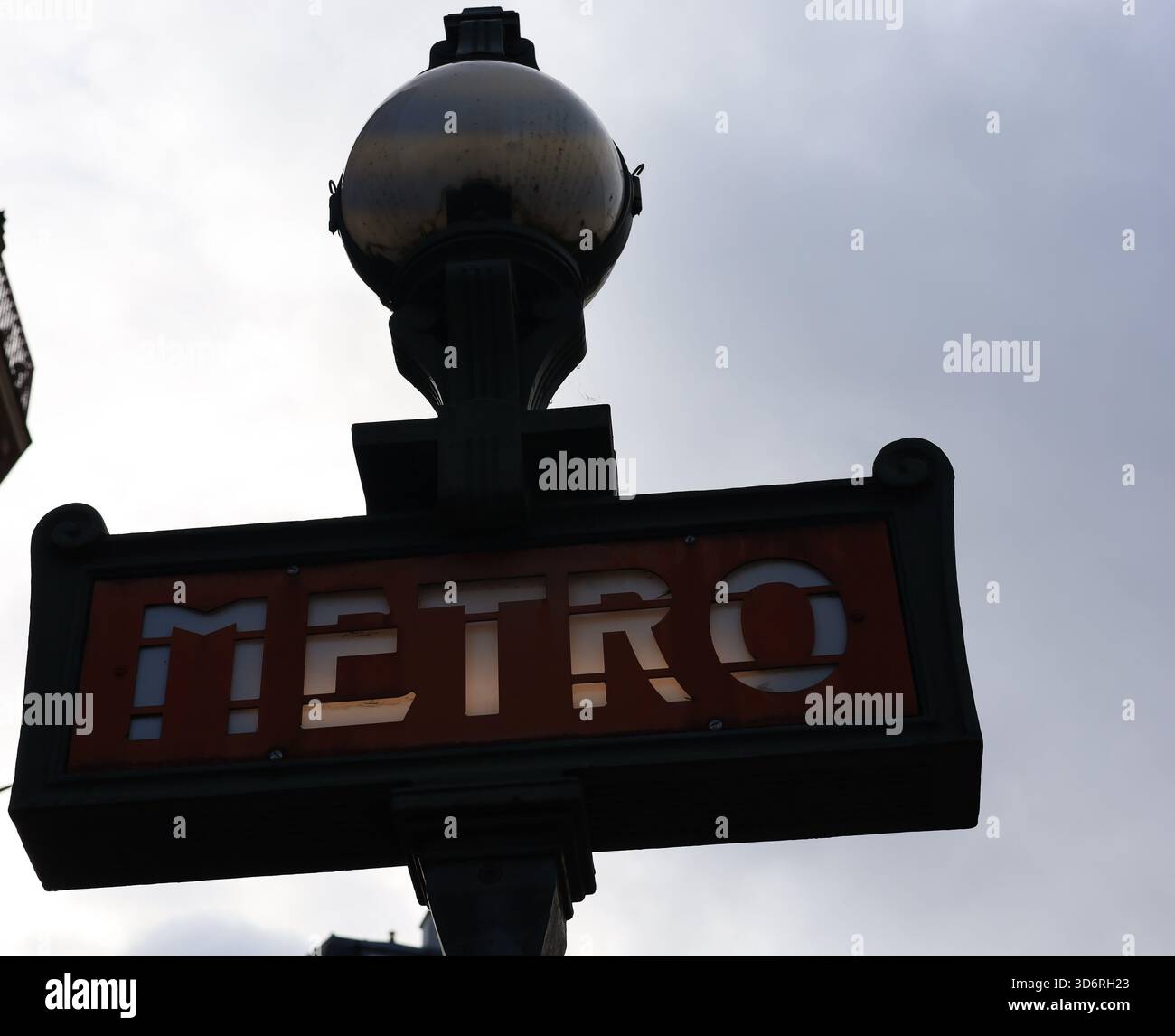 Cartello vintage della metropolitana su lampione con sfondo nuvoloso in Francia Foto Stock